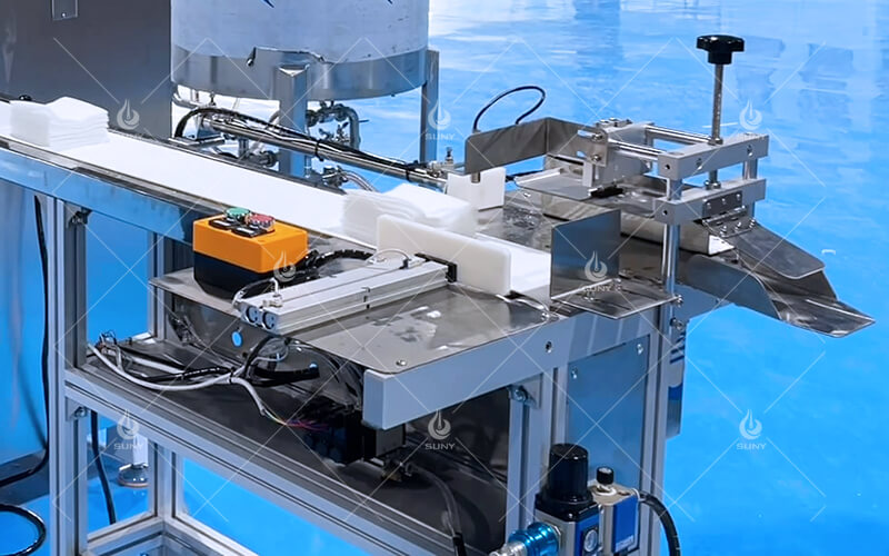 Automatic bagging structure